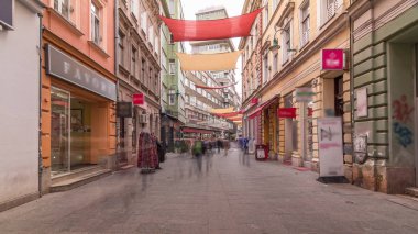 Ferhadiye yayası caddesinde insanların aşırı hıza ulaşması ile dolup taşar.