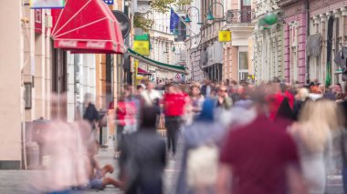Ferhadija yaya caddesinin manzarası zaman ayarlı insanlarla dolu.
