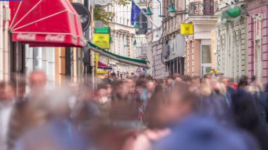 Ferhadija yaya caddesinin manzarası zaman ayarlı insanlarla dolu.