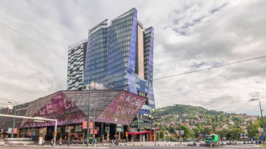 Saraybosna Şehir Merkezi 'nde gökdelenler ve alışveriş merkezleri büyük parlayan ekranlı hiperhızlandırılmış zamanlayıcı