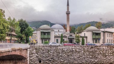 Saraybosna 'daki İmparator Camii' nin Milyacka Nehri 'nin kıyısındaki manzarası Bosna-Hersek' in aşırı hızını gösteriyor