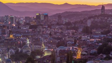 Saraybosna 'nın en popüler panoramik noktasından kent görüşü Saraybosna' nın gündüz ve gece zamanlaması.