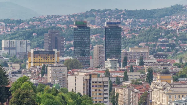 Légi kilátás Szarajevó óvárosi tetők és házak a dombok timelapse, Szarajevó, Bosznia-Hercegovina — Stock Fotó