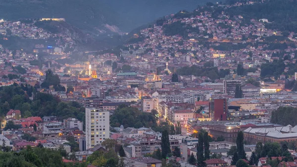 Légi kilátás a történelmi része Szarajevó város napról-éjszakára időintervallum. — Stock Fotó