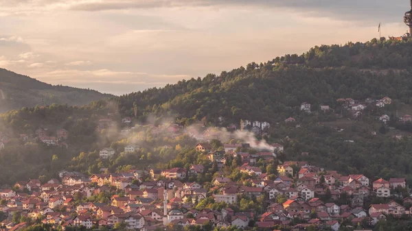 Stadtpanorama Mit Häusern Fernsehturm Und Bergen Aus Dem Zeitraffer Des — Stockfoto
