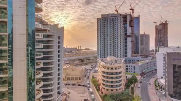 迪拜码头摩天大楼，配备豪华游艇的港口，以及码头的空中落日时间 — 图库视频影像
