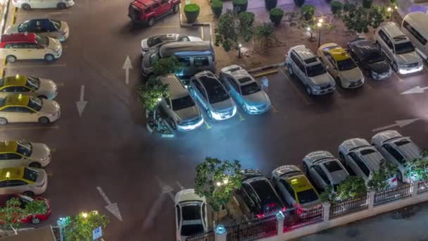 Carros em movimento no estacionamento perto de Al Rahim Mesquita em Dubai Marina aérea timelapse — Vídeo de Stock