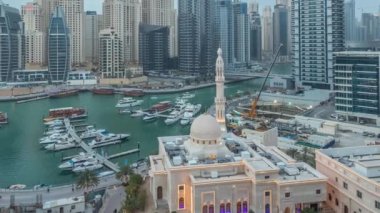 Dubai Limanı 'ndaki yatlar El Rahim Camii' nin ve konut kulelerinin ve gökdelenlerin kanatları ile çevrili..