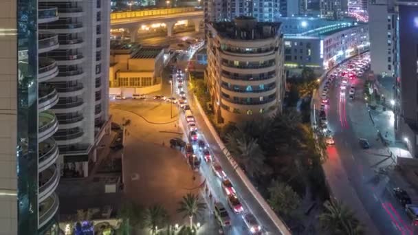 ドバイマリーナ高層ビルや遊歩道空中夜間のタイムラプス,ドバイ,アラブ首長国連邦 — ストック動画