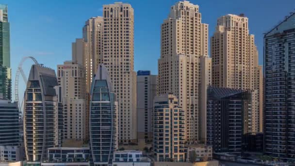 Yates de lujo estacionados en el muelle de Dubai Marina Bay con vista aérea de la ciudad timelapse — Vídeo de stock