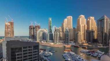 Dubai Marina 'daki yatlar El-Rahim Camii' nin yanı sıra yerleşim kuleleri ve gökdelenlerin hava zaman çizelgesi ile çevrili..