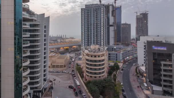 Dubai Marina skyscrapers, порт з розкішними яхтами і Marina promenade повітря день у ніч timelapse, Дубай, Об'єднані Арабські Емірати — стокове відео