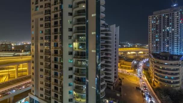 Dubai Marina wolkenkrabbers en promenade luchtfoto nacht timelapse, Dubai, Verenigde Arabische Emiraten — Stockvideo