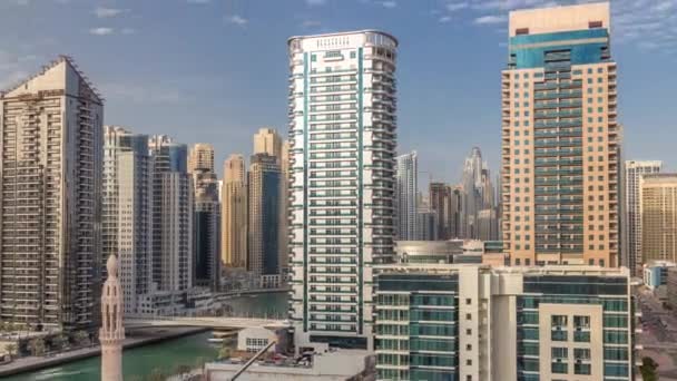 Dubai Marina wolkenkrabbers, haven met luxe jachten en Marina promenade luchtfoto timelapse, Dubai, Verenigde Arabische Emiraten — Stockvideo