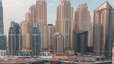 Dubai Marina 'daki yatlar El-Rahim Camii' nin yanı sıra yerleşim kuleleri ve gökdelenlerin hava zaman çizelgesi ile çevrili..