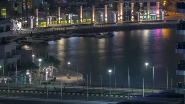 Dubai Marina skyskrapor och strandpromenad antenn natt timelapse, Dubai, Förenade Arabemiraten — Stockvideo