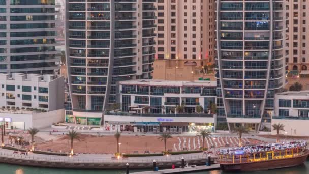 Dubai Marina mrakodrapy, přístav s luxusními jachtami a Marina promenáda letecký den na noc timelapse, Dubaj, Spojené arabské emiráty — Stock video
