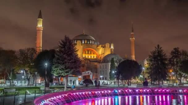 ハギア・ソフィアはトルコのイスタンブールの夜に噴水と過経過を経験しました — ストック動画