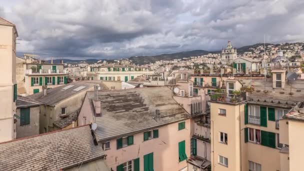 Panoramiczny widok z lotu ptaka na europejskie miasto Genua timelapse ze starych dzielnic historycznych, Liguria, Włochy — Wideo stockowe