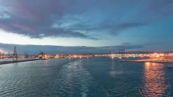 Widok z powietrza na morze z wawes i portu ze statku pływającego w otwartym morzu timelapse — Wideo stockowe