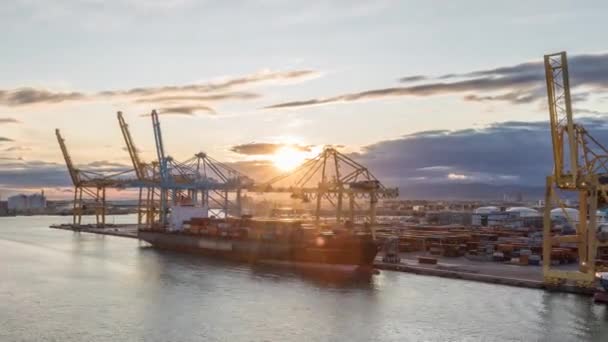 Vista aérea del puerto de carga marítima y terminal de contenedores de Barcelona timelapse, Barcelona, Cataluña, España . — Vídeos de Stock