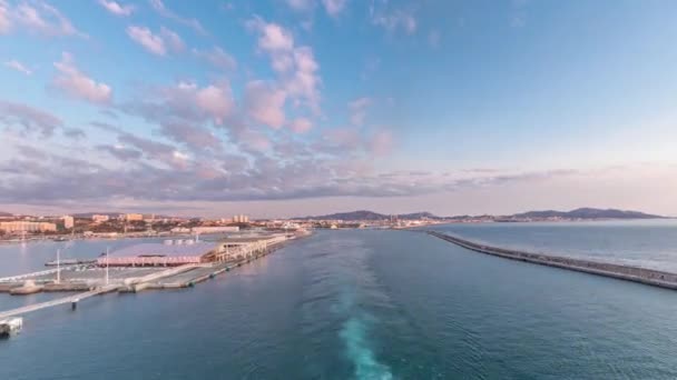 Vista aérea do mar com wawes e porto de navio navegando no mar aberto timelapse — Vídeo de Stock