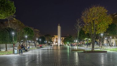 Sultanahmet Meydanı 'ndaki hiyerogliflerle birlikte Obelisk of Theodosius, İstanbul, Türkiye