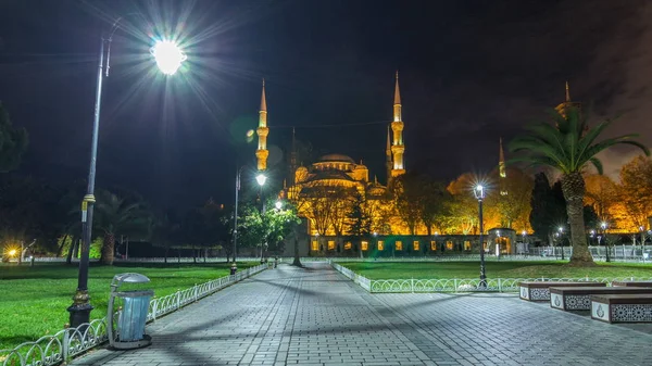 Hiperlapso da timelapse da Mesquita Azul à noite com iluminação dourada, Istambul — Fotografia de Stock