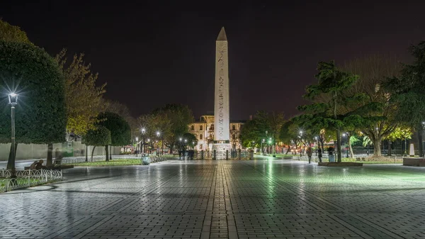 Obélisque de Théodose avec hiéroglyphes sur la place Sultanahmet nuit intemporelle hyperlapse, Istanbul, Turquie — Photo