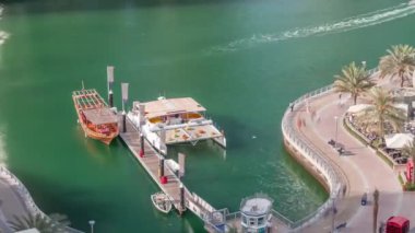 Dubai Marina Limanı 'ndaki rıhtım güvertesi, zaman ayarlı. Dubai, Birleşik Arap Emirlikleri