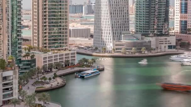 Vista aérea de los rascacielos residenciales y de oficinas de Dubai Marina con timelapse frente al mar — Vídeo de stock
