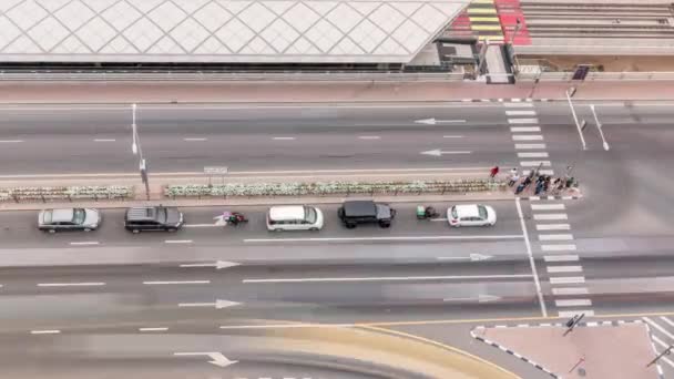 Kruising met auto 's en tramhalte met uitzicht op de spoorwegantenne van bovenaf in Dubai Marina — Stockvideo