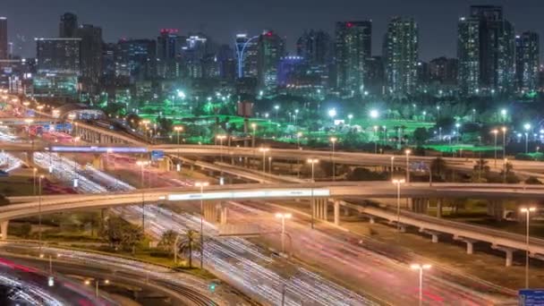 Dubai Golfbana med en stadsbild av Gereens och tecom distrikt i bakgrunden antenn natt timelapse — Stockvideo