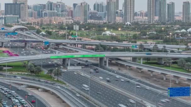 Dubai Golfbana med en stadsbild av Gereens och tecom distrikt i bakgrunden antenn dag till natt timelapse — Stockvideo