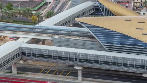 Vista a la estación de metro cerca de Dubai Marina y JLT con tráfico en sheikh zayed carretera timelapse aéreo — Vídeo de stock