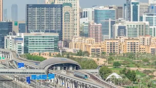 Поле для гольфа в Дубае с городским пейзажем районов Gereens и tecom на заднем плане антенны Timelapse — стоковое видео