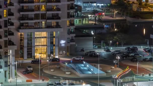 Движение на парковке возле входа в небоскребы в Джумейра Лейкс Тауэрс ночью . — стоковое видео
