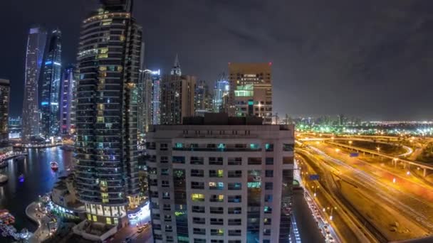 Flygfoto över Sheikh Zayed Road nära Dubai Marina och Jlt timelapse, Dubai. — Stockvideo