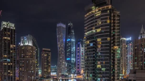 Vista de varios rascacielos y torres en Dubai Marina desde arriba timelapse noche aérea — Vídeos de Stock