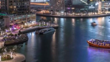 Dubai Marina Limanı 'ndaki rıhtım güvertesi gece uçuşları. Dubai, Birleşik Arap Emirlikleri
