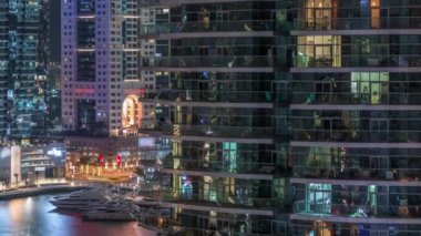 Dubai Marina yerleşim ve ofis gökdelenlerinin deniz manzarası.