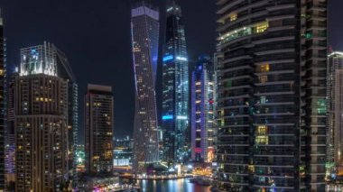 Dubai Marina yerleşim ve ofis gökdelenlerinin deniz manzarası.