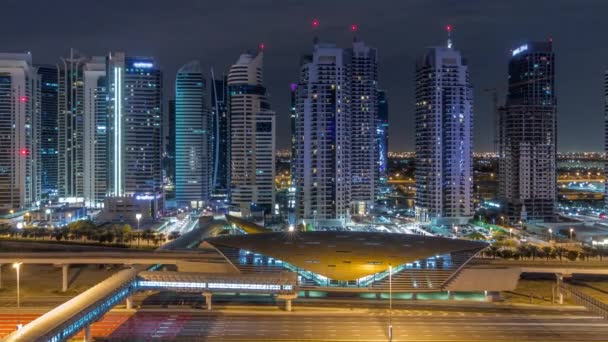 Dubai Marina ve Jlt Timelapse, Dubai yakınlarındaki Şeyh Zayed yoluna giden hava manzaralı.. — Stok video