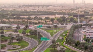 Dubai Marina ve Jlt Timelapse, Dubai yakınlarındaki Şeyh Zayed yolundaki kavşağa giden hava manzaralı..