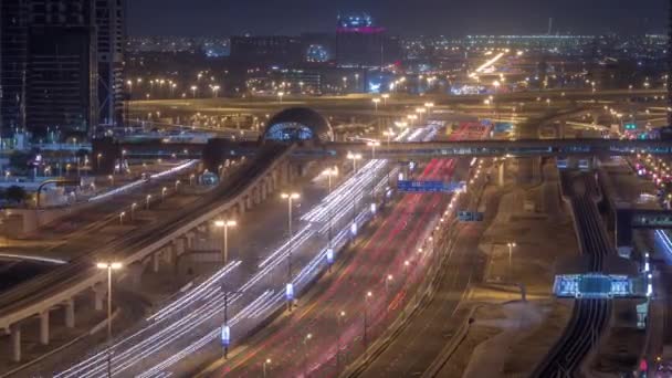 Bovenaanzicht vanuit de lucht naar Sheikh Zayed road in de buurt van Dubai Marina en Jlt night to day timelapse, Dubai. — Stockvideo