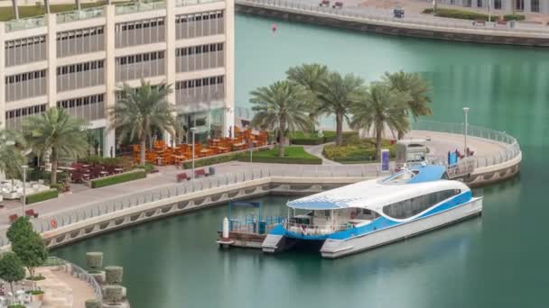 Promenade au bord de l'eau à Dubai Marina timelapse aérien. Dubai, Émirats arabes unis — Video
