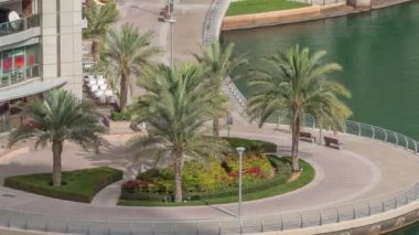 Dubai Marina Limanı 'ndaki rıhtım güvertesi, zaman ayarlı. Dubai, Birleşik Arap Emirlikleri