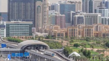 Arka planda Gereens ve tecom bölgelerinden oluşan bir şehir manzaralı Dubai Golf Sahası