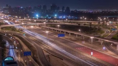 Dubai Marina yakınlarındaki Şeyh Zayed yoluna giden hava manzarası ve Dubai 'deki Jlt..