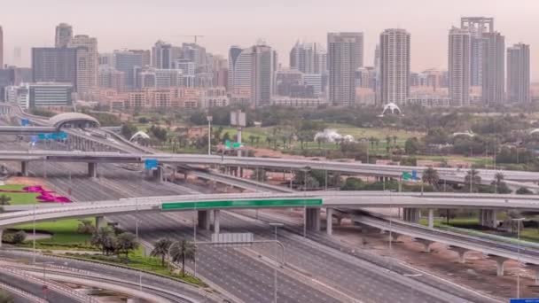 Dubai Golfbaan met een stadsgezicht van Gereens en tecom districten op de achtergrond luchtfoto timelapse — Stockvideo